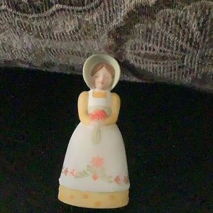 Avon 1985 Lady with Bonnet,Apron & Flowers Bouquet
